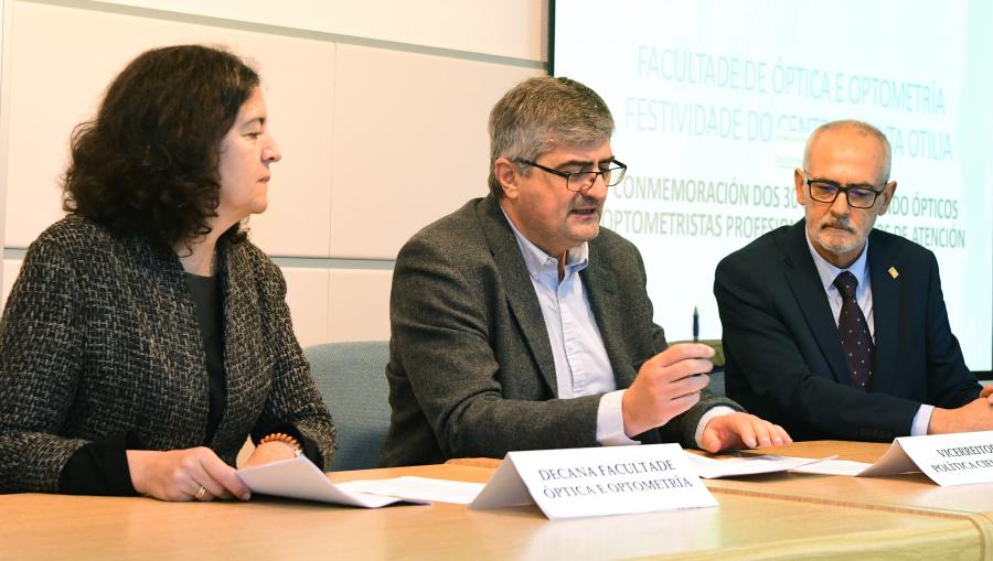 De esquerda a dereita, María Jesús Giráldez, Vicente Pérez Muñuzuri e Eduardo Eiroa. FOTO: Santi Alvite