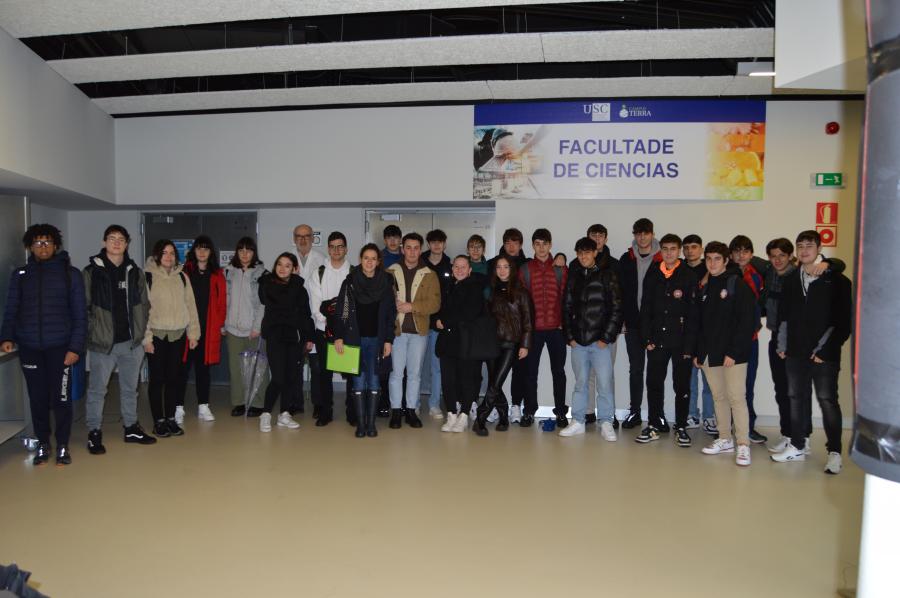 Alumnado do IES Lucus Augusti, nos laboratorios da Facultade de Ciencias