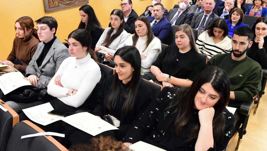 A sesión tamén acolleu a entrega de diplomas ao alumnado que rematou os seus estudos no curso 2021/2022 do Grao en Dereito e do Grao en Criminoloxía. FOTO: Santi Alvite
