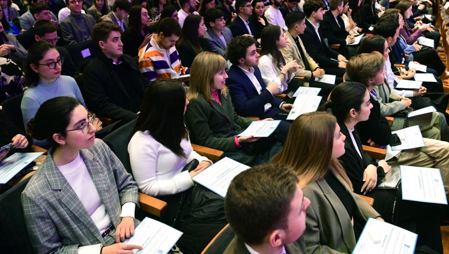 Asistentes ao acto de entrega dos Premios de Excelencia Académica do curso 2020/21. FOTO: Santi Alvite