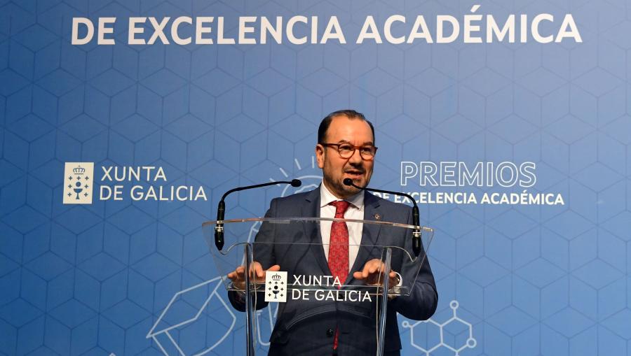 O reitor Antonio López recoñece o labor do estudantado do SUG. FOTO: Santi Alvite