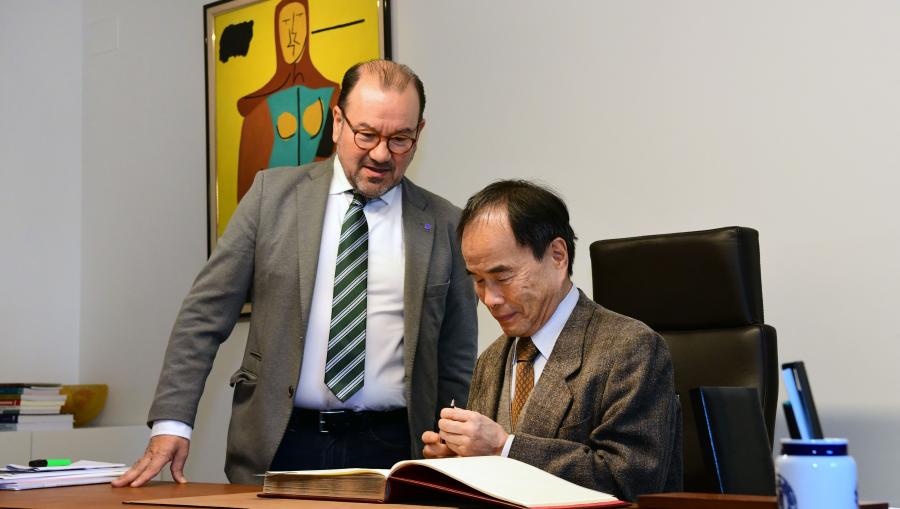 O profesor Nakada asinou no Libro de Honra. FOTO: Santi Alvite