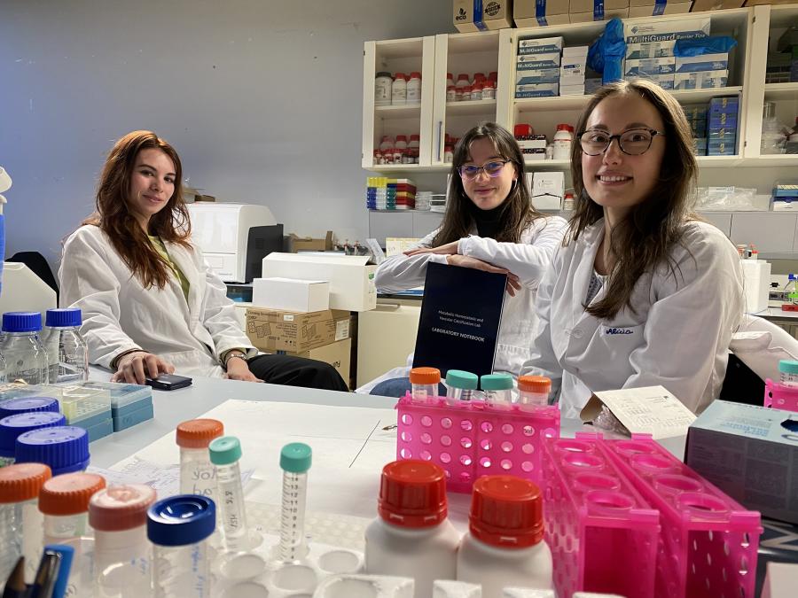 Iria González, Belinda María Lago e Alicia Flores completan o equipo investigador