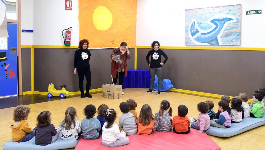 Xusto antes de saír ao xardín, o persoal do centro recitou, xunto á cativada, algúns dos poemas rosalianos máis emblemáticos. FOTO: Santi Alvite