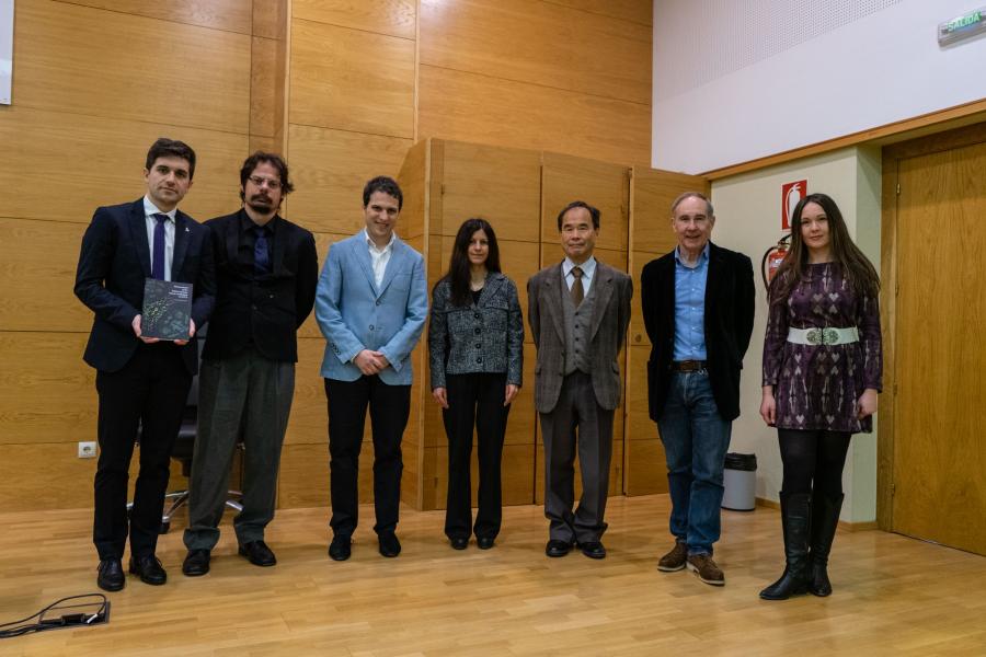 Foto de familia do tribunal e directores da tese. De esquerda a dereita, Marcos Romero, Diego Martínez, Xabier Cid, Farvah Nazila Mahmoudi, Tatsuya Nakada, Bernando Adeva e Veronika Chobanova. FOTO: Elena Mora