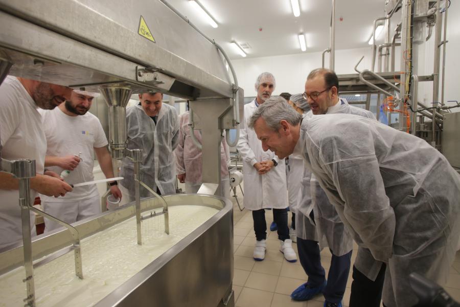 Rueda observa o proceso de elaboración de queixo en presenza de López e Rodríguez, na APLTA