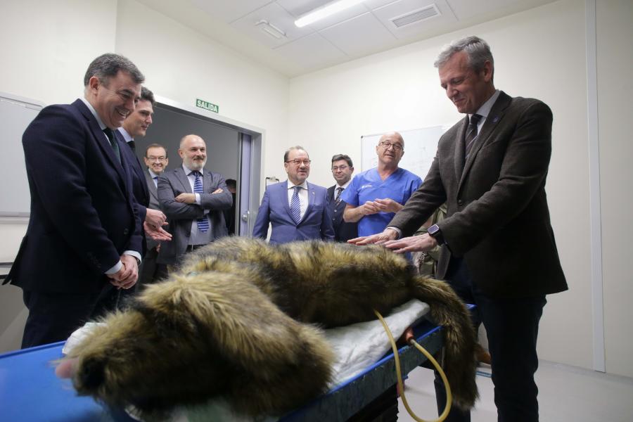 Autoridades académicas e políticas nunha sala de recuperación do Rof Codina