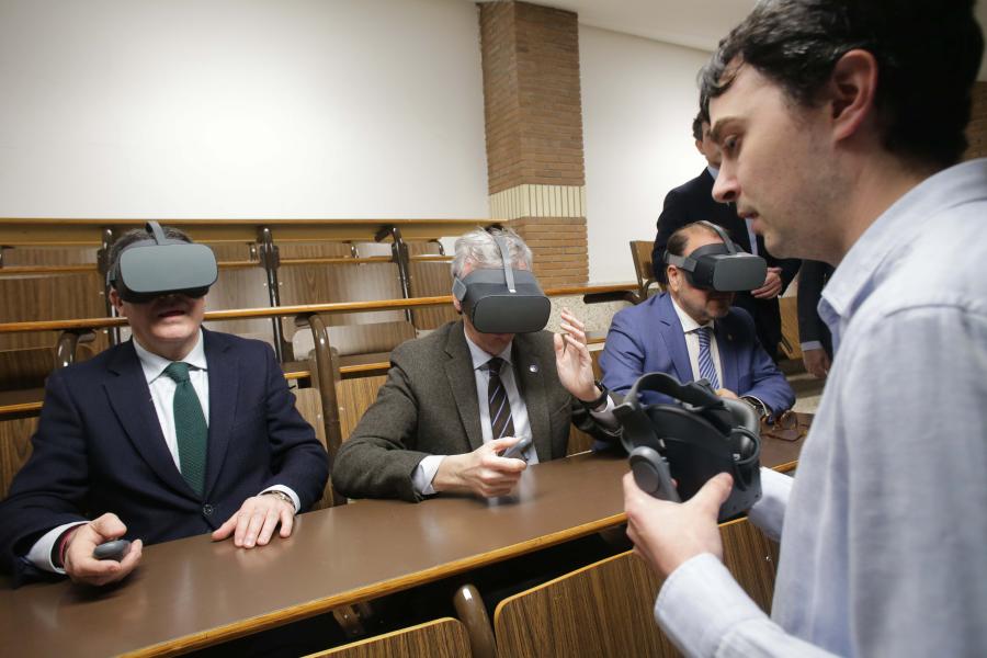 Un docente instrúe no manexo das gafas de realidade virtual a Rodríguez, Rueda e López, en Veterinaria