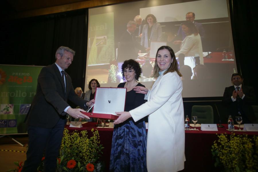 Rueda entrega o premio Aresa a Cristina Fernández Armesto e Sara Torreiro