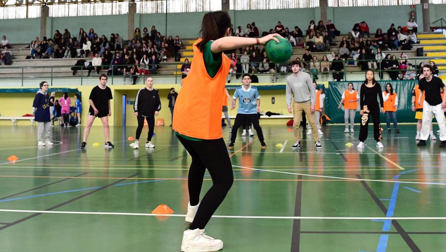 Alumnado xogando ao brilé. FOTO: Santi Alvite
