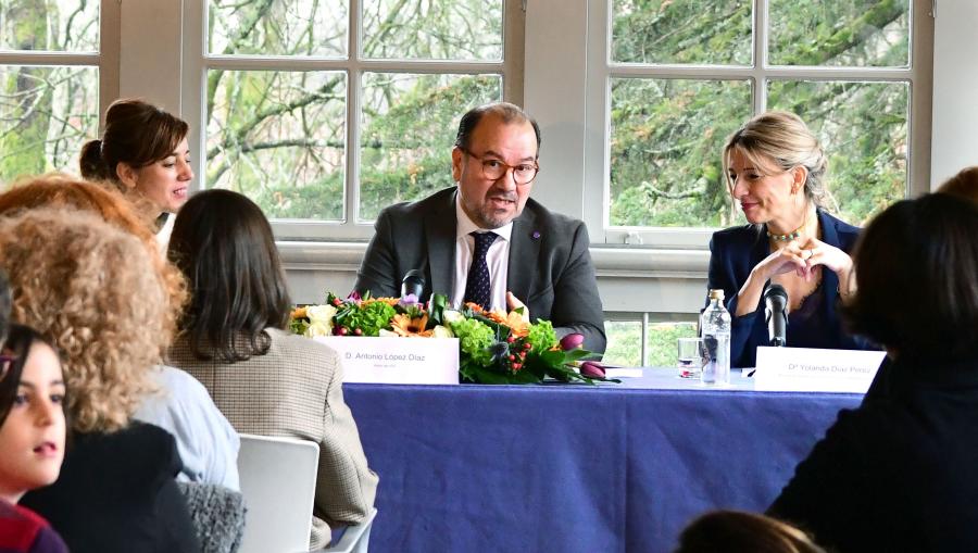 O reitor xunto a Marta Lois (primeira pola esquerda) e Yolanda Díaz. FOTO: Santi Alvite