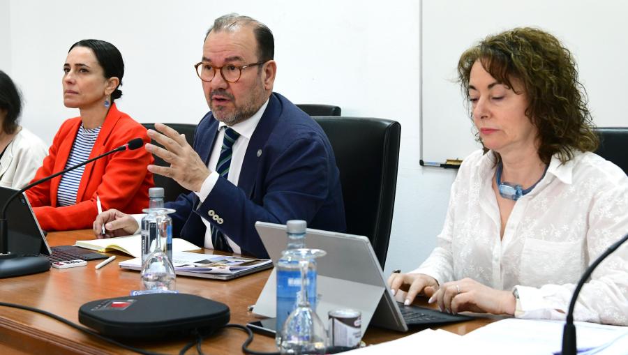 O reitor Antonio López durante a súa intervención, xunto á secretaria xeral Dulce María García Mella (primeira pola dereita). FOTO: Santi Alvite