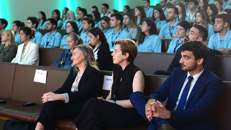A vicerreitora Pilar Murias, no centro da imaxe, xunto á decana do centro, Ana Isabel Rodríguez. FOTO: Santi Alvite