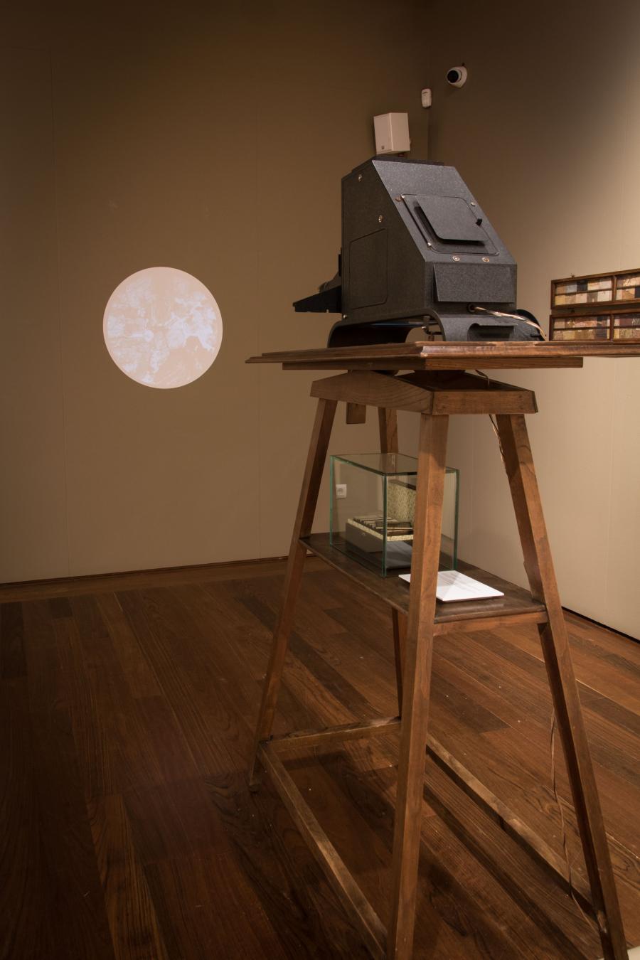 Proxector Ernst Leitz, Wetzlar de principios de século XX utilizado para proxectar diapositivas xeolóxicas e de historia natural.