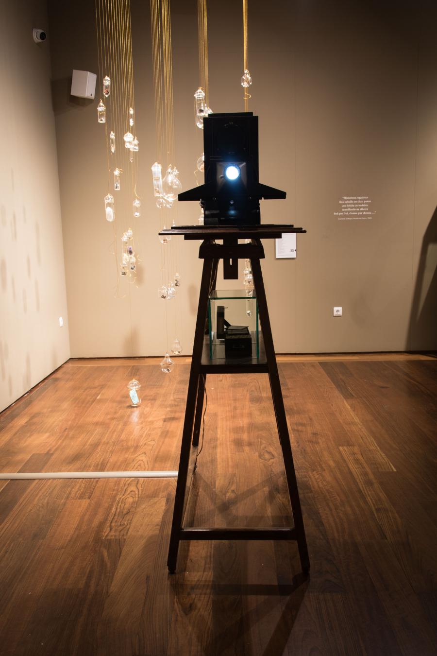 Proxector Ernst Leitz, Wetzlar de principios de século XX utilizado para proxectar diapositivas xeolóxicas e de historia natural.