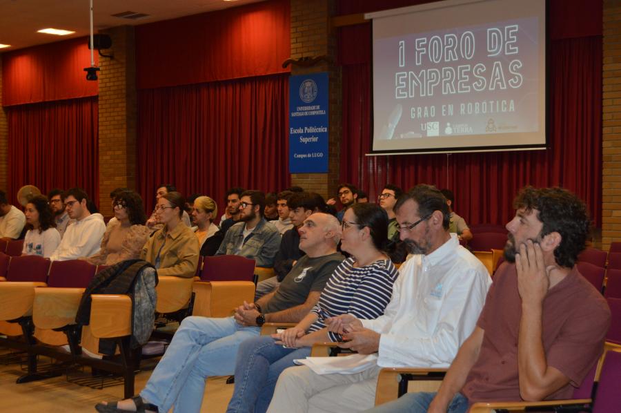 Alumnado e docentes participantes do I Foro de Robótica e Empresas, na EPS de Enxeñaría