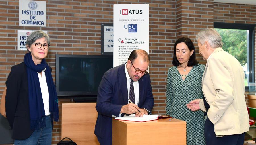 O reitor asinou no libro de honra do iMATUS. FOTO: Santi Alvite O reitor asinou no libro de honra do iMATUS. FOTO: Santi Alvite