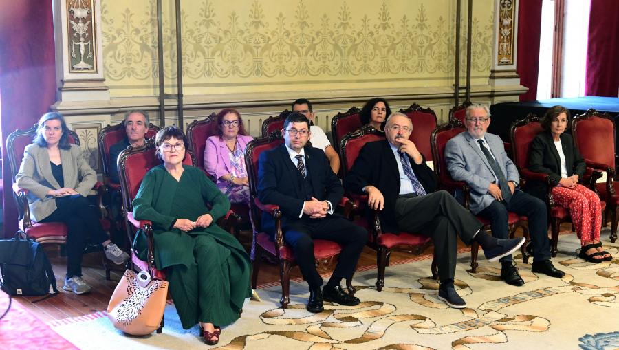 Margarita Ledo, en primeiro termo, xunto a outros asistentes ao acto. FOTO: Santi Alvite