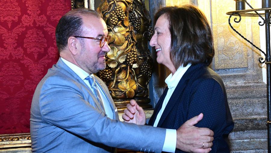 Antonio López dándolle os seus parabéns a Pilar Bermejo. FOTO: Santi Alvite