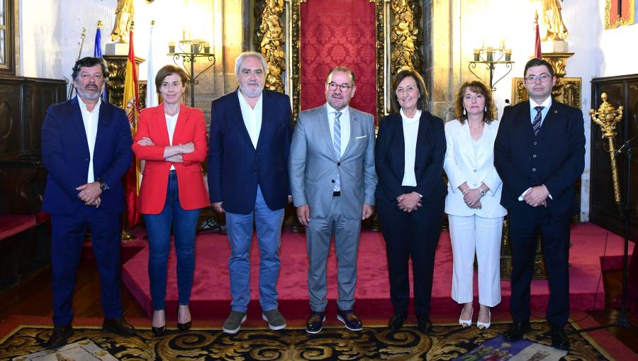 De esquerda a dereita, o xerente da USC, Javier Ferreira; a vicerreitora de Estudantes e Cultura, Pilar Murias; o vicerreitor de Profesorado, Ernesto González; o reitor da USC, Antonio López; a nova vicerreitora de Política Científica, Pilar Bermejo; a secretaria xeral, Dulce María García Mella; e o vicerreitor de Organización Académica e Campus de Lugo, Francisco Fraga. FOTO: Santi Alvite