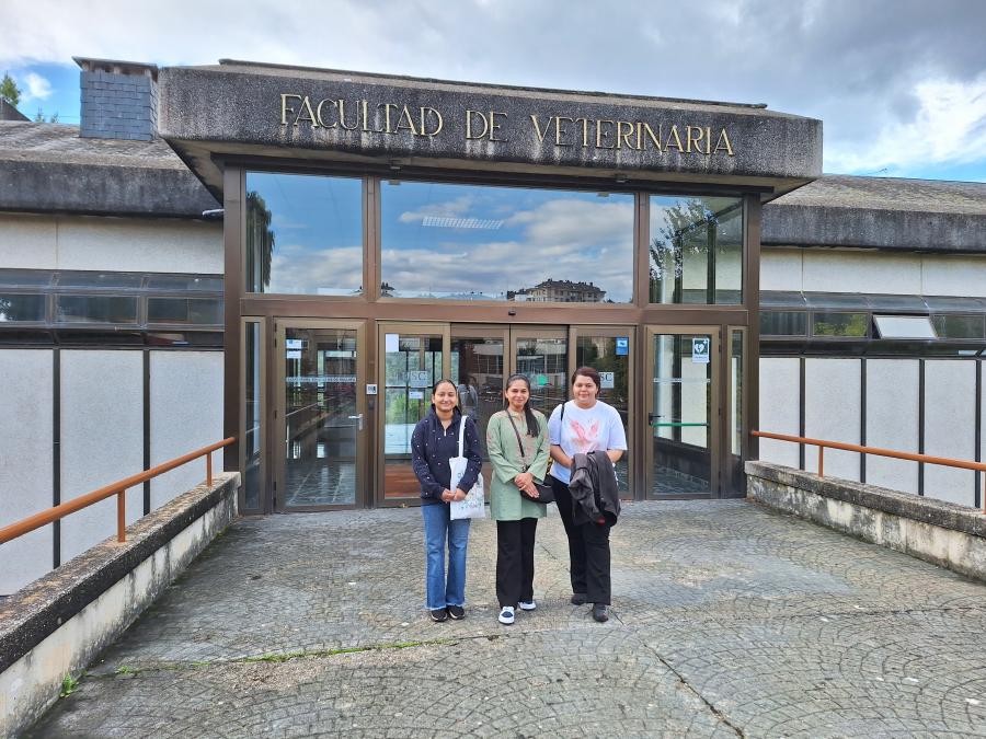 Mahima, Nandini e Anjali, na entrada da Facultade de Veterinaria da USC