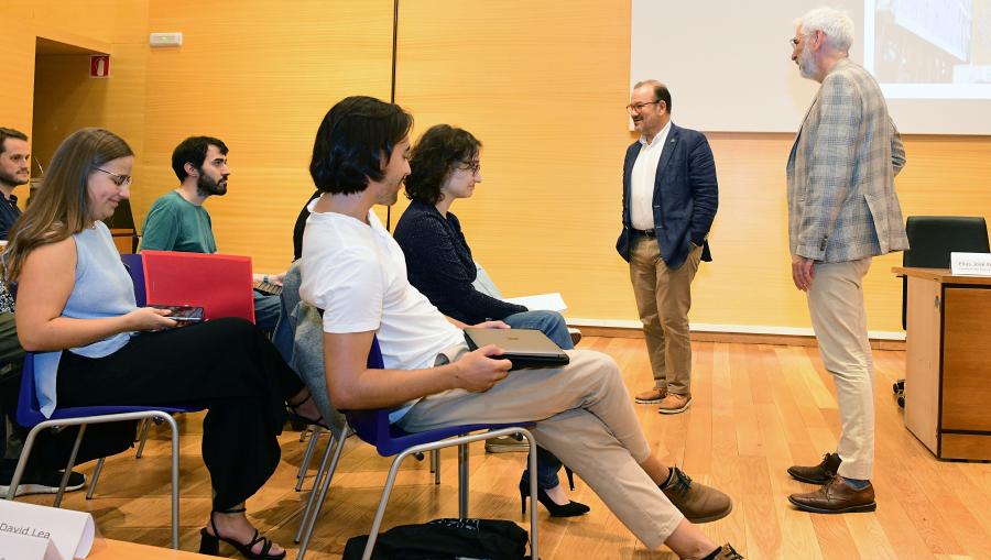 Antonio López e Elias Torres conversan co alumnado. FOTO: Santi Alvite