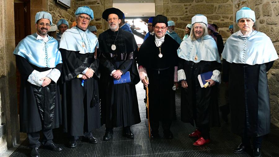 O reitor cos padriños e os homenaxeados O reitor cos padriños e os homenaxeados
