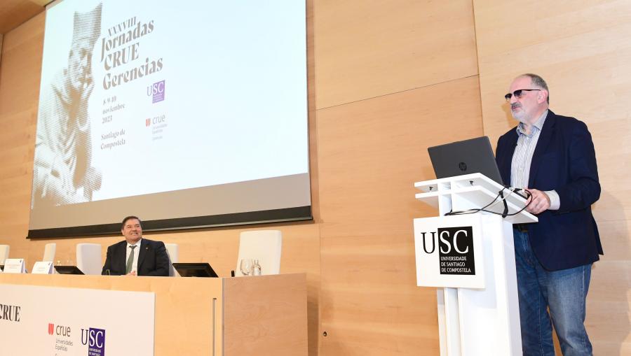 O relatorio inaugural correu a cargo de Antón Losada. FOTO: Santi Alvite