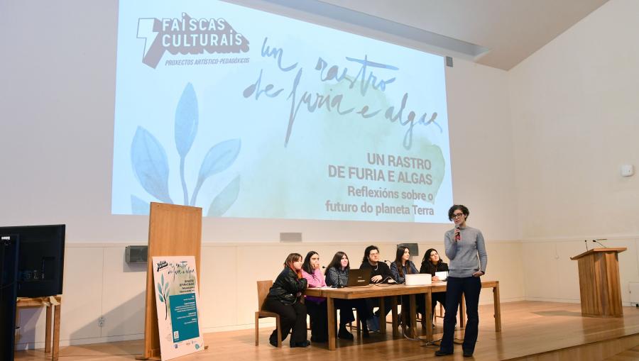 A profesora María Soliña Barreiro durante o desenvolvemento da Faísca ‘Narrativas efectivas para comunicar o cambio climático’. FOTO: Santi Alvite