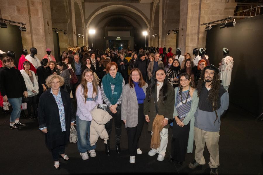 Pilar Murias e Cristina Pichel posaron coas persoas premiadas. FOTO: Xunta