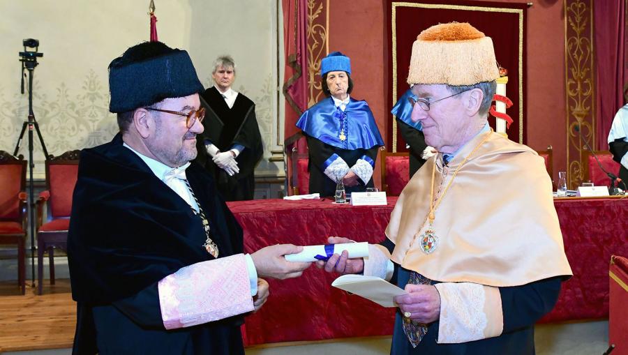 Entrega do diploma a Michael Keating