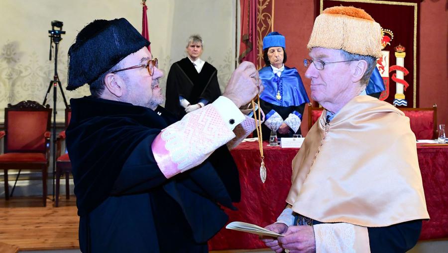 Colocación da medalla a Michael Keating