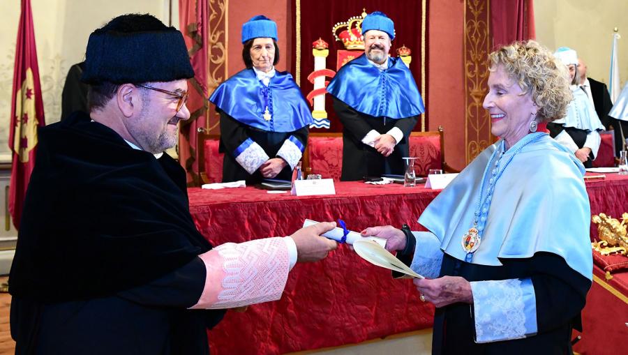 Momento da entrega do diploma a Martha C. Nussbaum  Momento da entrega do diploma a Martha C. Nussbaum