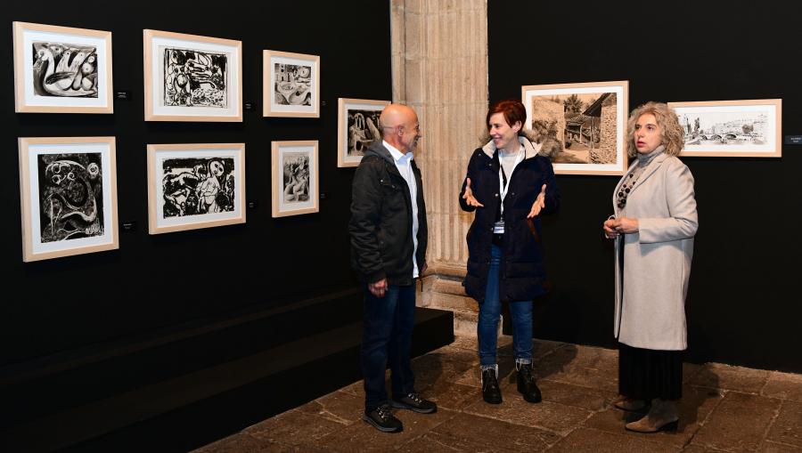 A vicerreitora de Estudantes e Cultura, Pilar Murias Fernández (no centro da imaxe), xunto coa concelleira de Cultura e Educación do Barco de Valdeorras, Margarida Pizcueta Barreiro, e o comisario da exposición, Luis Enrique Rodríguez Arias. FOTO: Santi Alvite