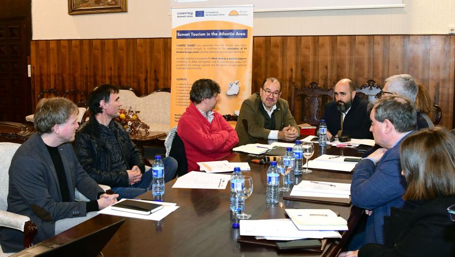 O reitor participou na xuntanza. FOTO: Santi Alvite