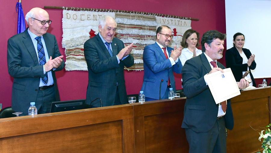 O xerente da USC, Javier Ferreira, recibiu un recoñecemento polos seus 25 anos de traballo na Facultade de Dereito. FOTO: Santi Alvite