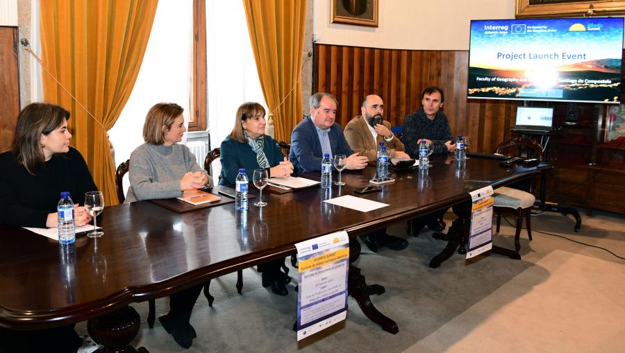 De esquerda a dereita, Tania Afonso, María José Piñeira Mantiñán, María José López Couso, Rubén Lois, Ángel Miramontes e Jorge Mira. FOTO: Santi Alvite