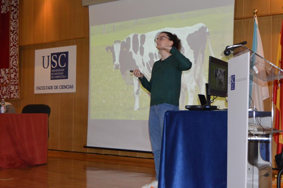 Uxía Ramil, na exposición do monólogo científico 'Unha vaca intelixente'
