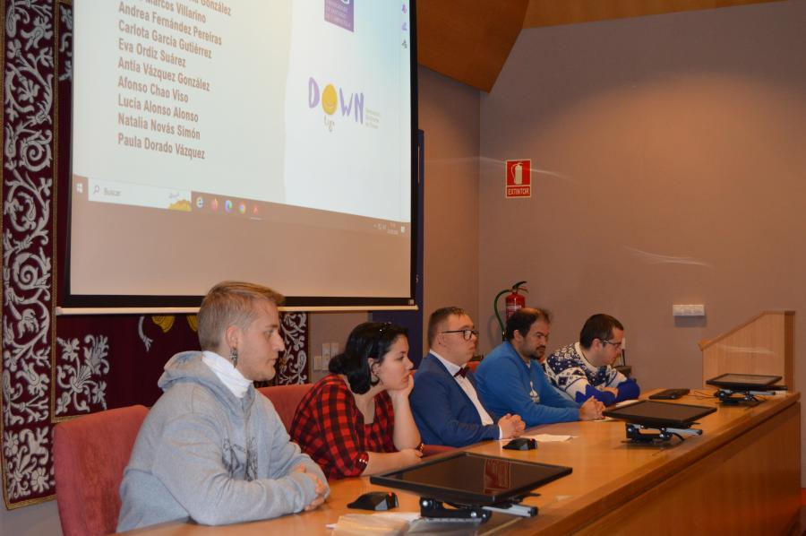 Persoas usuarias de Down Lugo, no salón de actos do Complexo Docente da USC