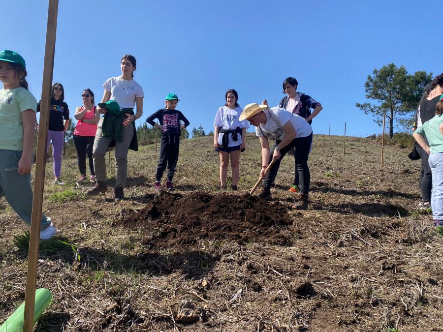 Participantes na xornada do proxecto ApS 'Plantando cara ao lume', na serra do Xurés