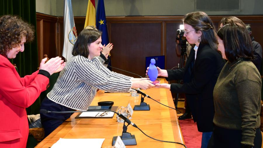 Marta Pérez Pereiro fixo entrega do galardón ao persoal da Unidade de Atención Psicolóxica. FOTO: Santi Alvite