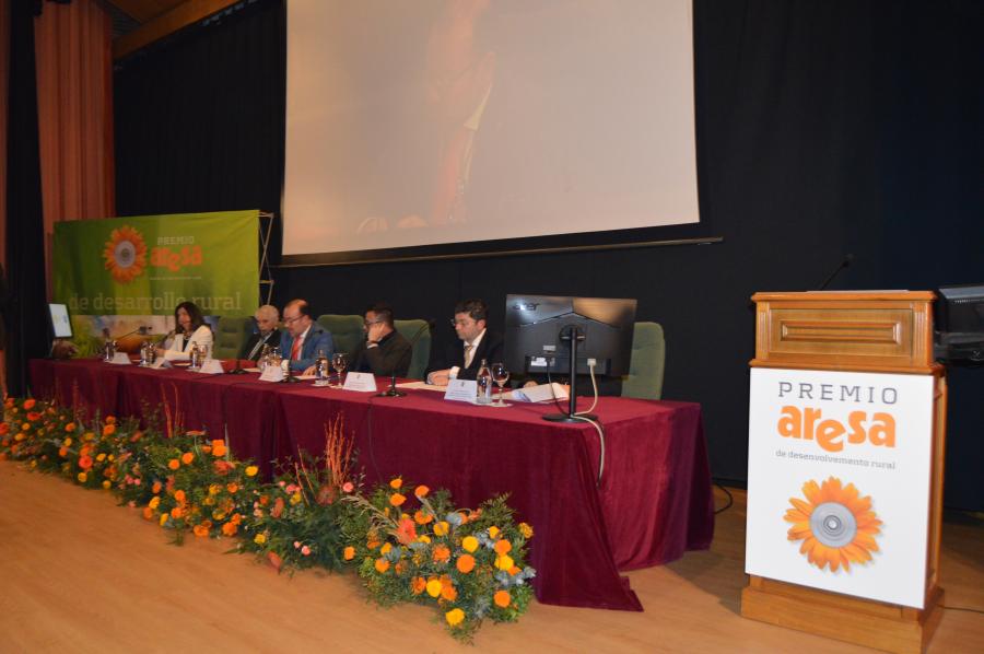 Gañador e público asistente a cerimonia de entrega do XXIV Premio Aresa, en Veterinaria