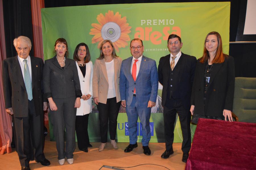 Promotores e membros do xurado do Premio Aresa xunto coa vicepresidencia de Alumni USCos