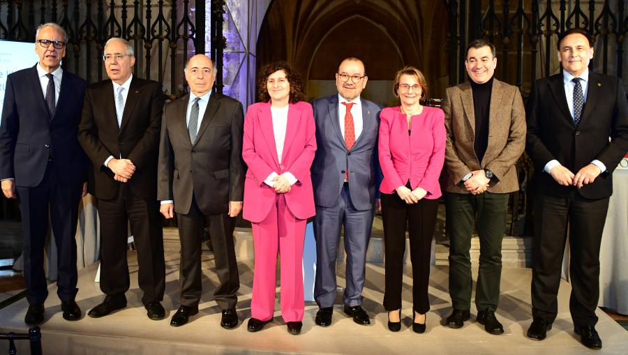 Autoridades acompañan anteriores presidentes de CRUE no recoñecemento que recibiron. FOTO: Santi Alvite