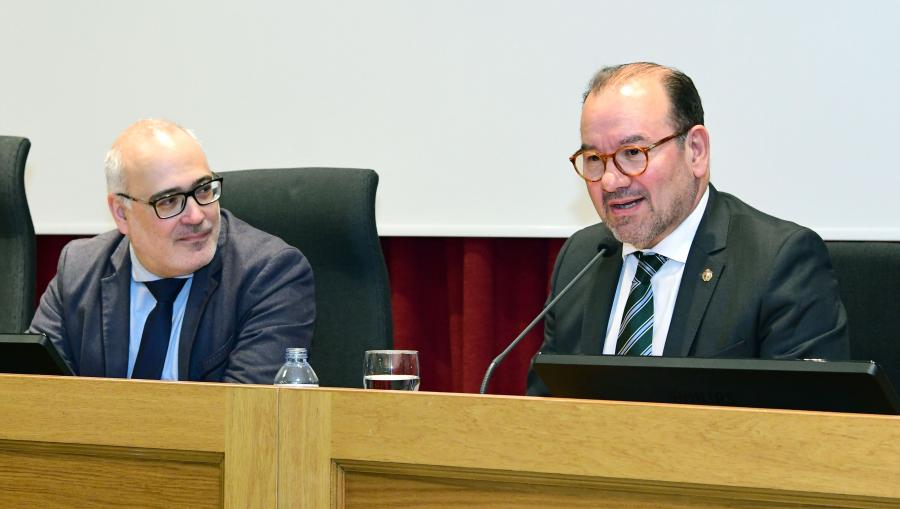 O decano Xavier de Donato, esquerda, e o reitor Antonio López. FOTO: Santi Alvite