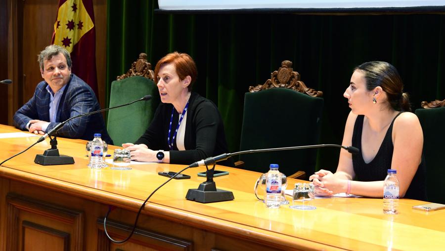 Marcos Rebollar, esquerda, Pilar Murias e Eva Iglesias. FOTO: Santi Alvite
