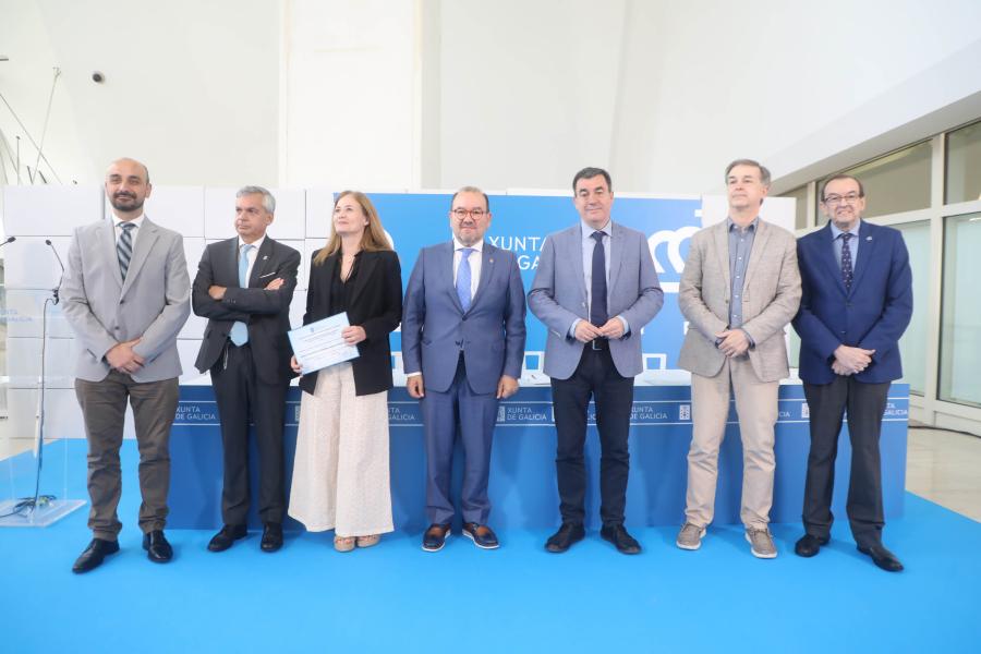 O reitor da USC, no centro, e o conselleiro de Educación con representantes do mestrado en Enxeñería Química e Bioprocesos