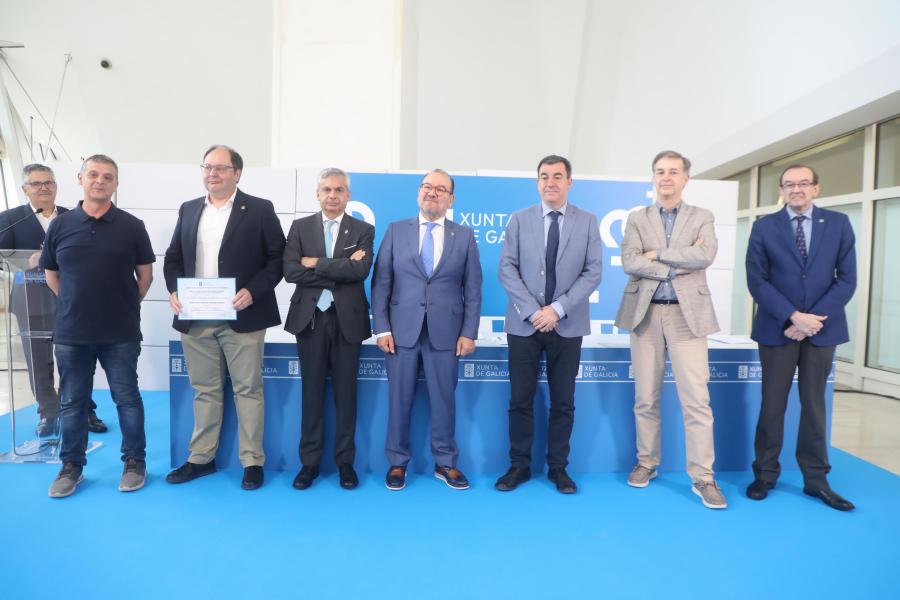 O reitor da USC, no centro, e o conselleiro de Educación con representantes do mestrado en Química Orgánica