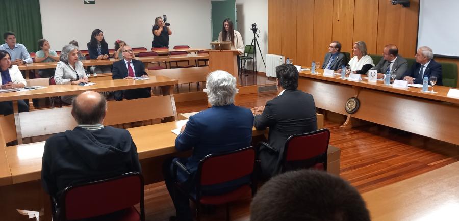 A sesión estivo presidida polo reitor Antonio López 