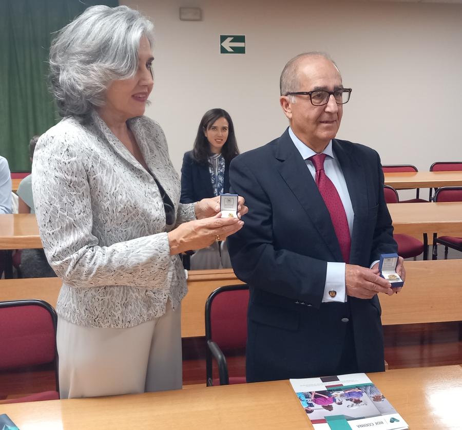 Mª Dolores Plata e Luis F. de la Cruz Palomino posan coas insignias 